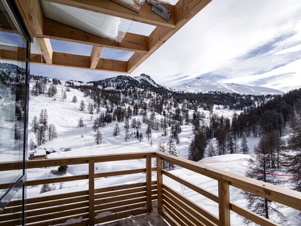 Dobbeltrom – deluxe, 1 kingsize-seng, peis, fjellutsikt | Balkong