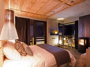 Dobbeltrom – deluxe, 1 kingsize-seng, peis, fjellutsikt | Minibar (inkludert), safe på rommet og blendingsgardiner