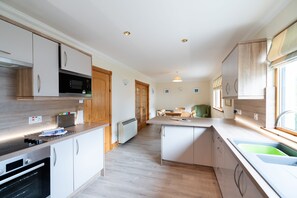Private kitchen - 4 star, 4 bedroom, 3 bathroom Scottish cottage with sensational loch and mountain views (Crianlarich)