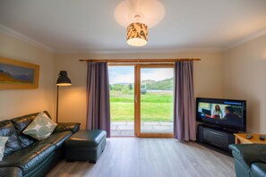 Living area - 4 star, 4 bedroom, 3 bathroom Scottish cottage with sensational loch and mountain views (Crianlarich)