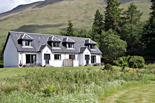 4 star, 4 bedroom, 3 bathroom Scottish cottage with sensational loch and mountain views
