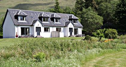 4 star, 4 bedroom, 3 bathroom Scottish cottage with sensational loch and mountain views