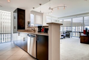 Appartement luxueux, 2 chambres | Cuisine privée | Réfrigérateur, four à micro-ondes, un four, surface de cuisson