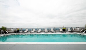 Outdoor pool - Bluebird Suites near National Airport (Arlington)