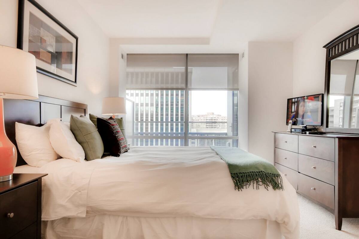 Luxe appartement, 1 slaapkamer | 1 slaapkamer, een bureau, een strijkplank/strijkijzer
