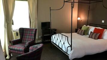 Superior King Room | Iron/ironing board (on request), individually decorated