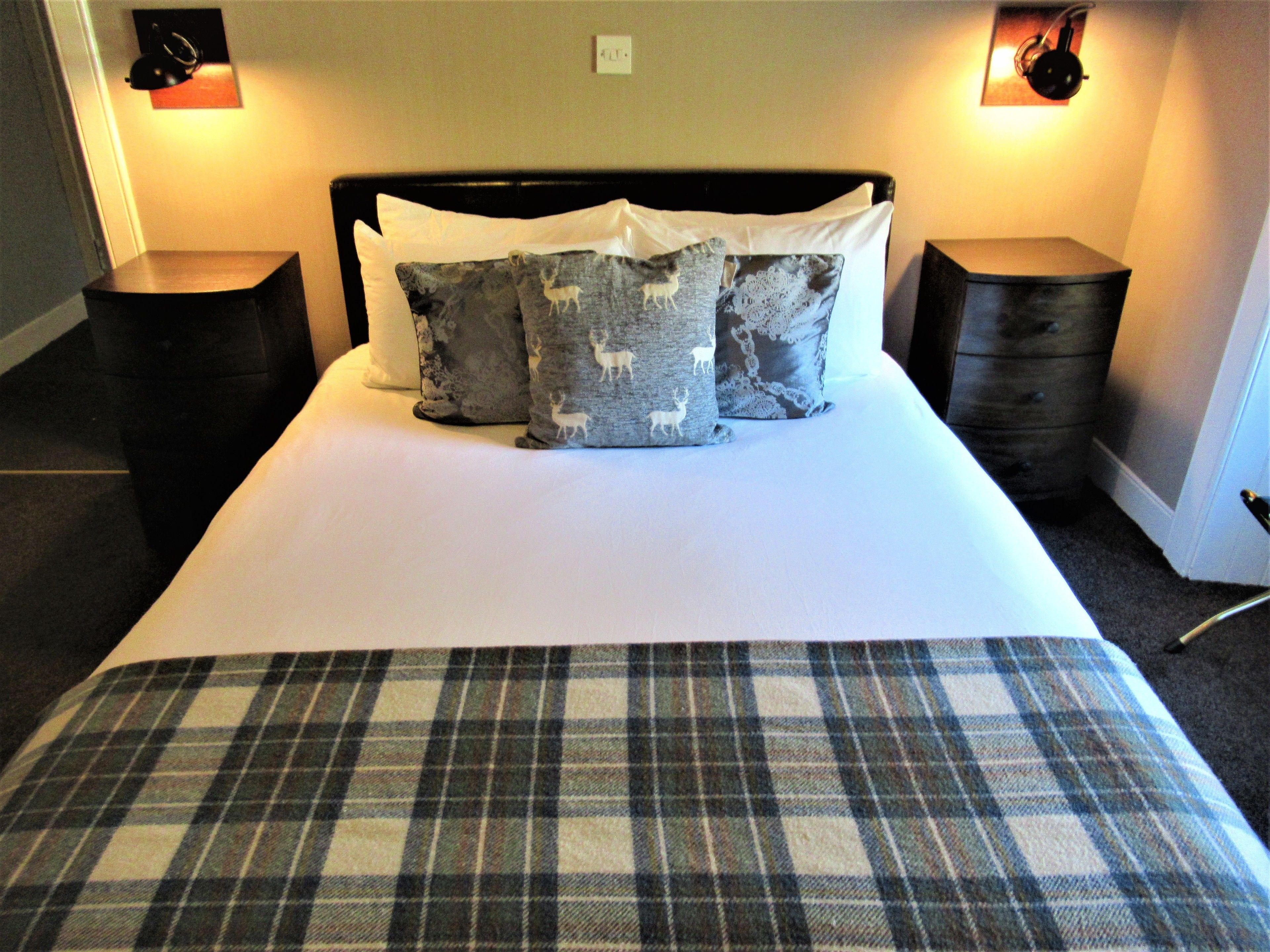 Habitación doble superior | Decoración personalizada y muebles diferentes 