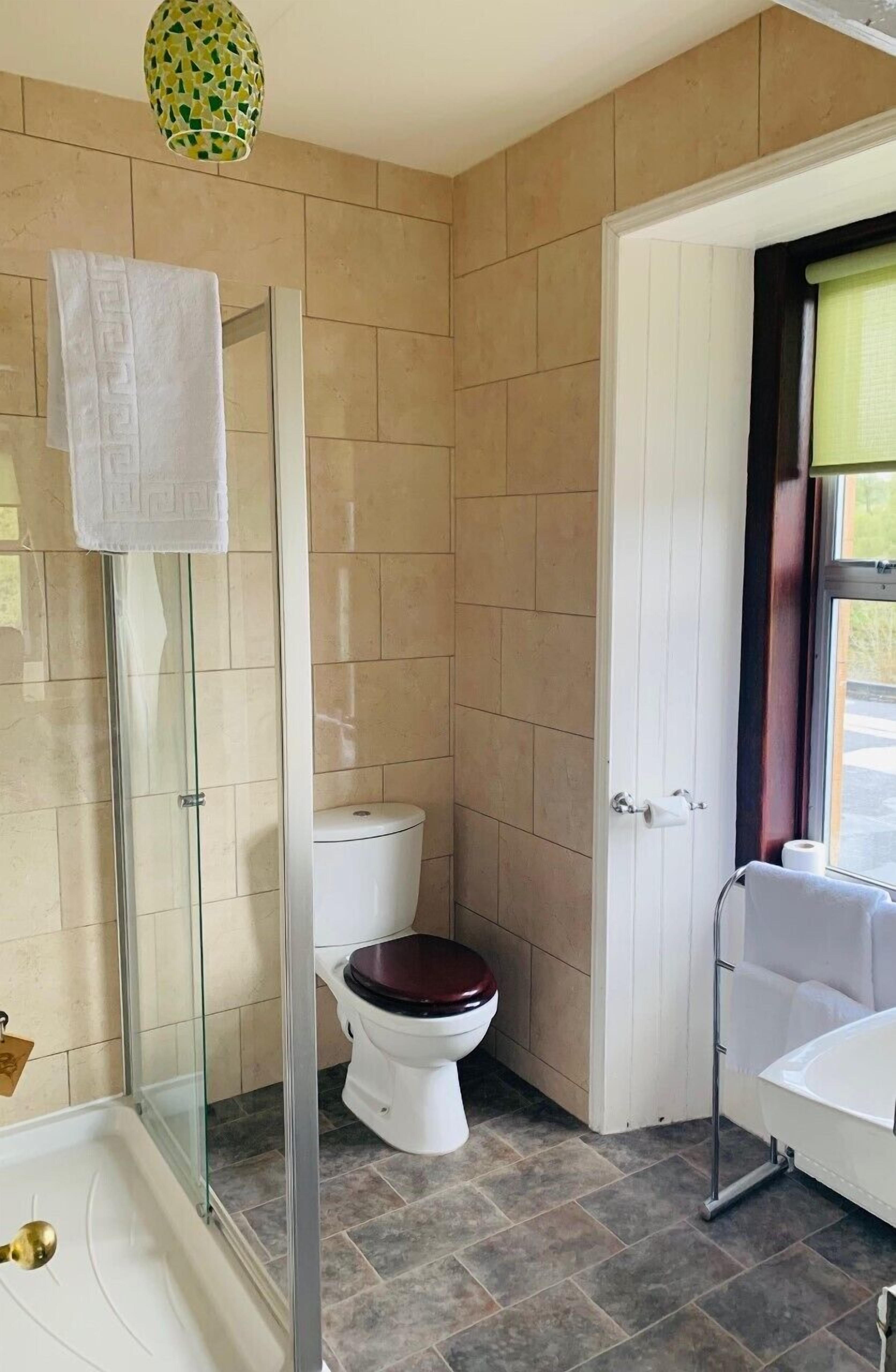 superior king room | bathroom | free toiletries, towels