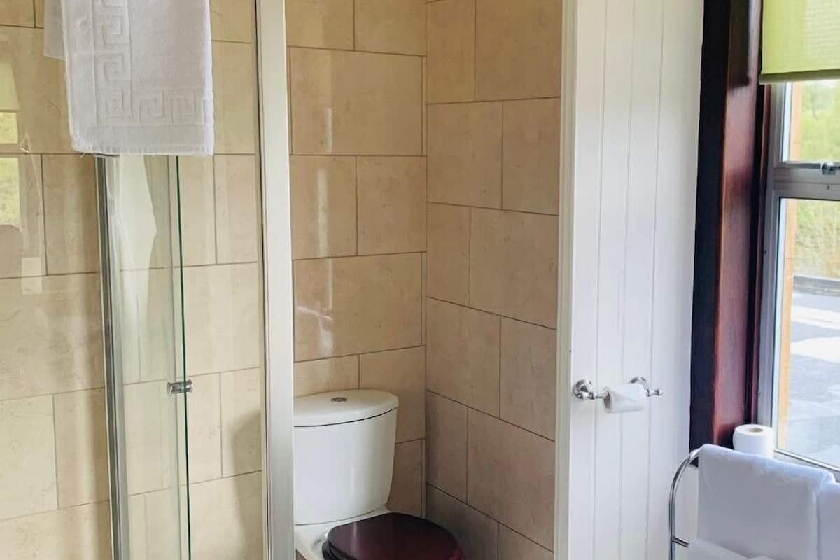 superior king room | bathroom | free toiletries, towels