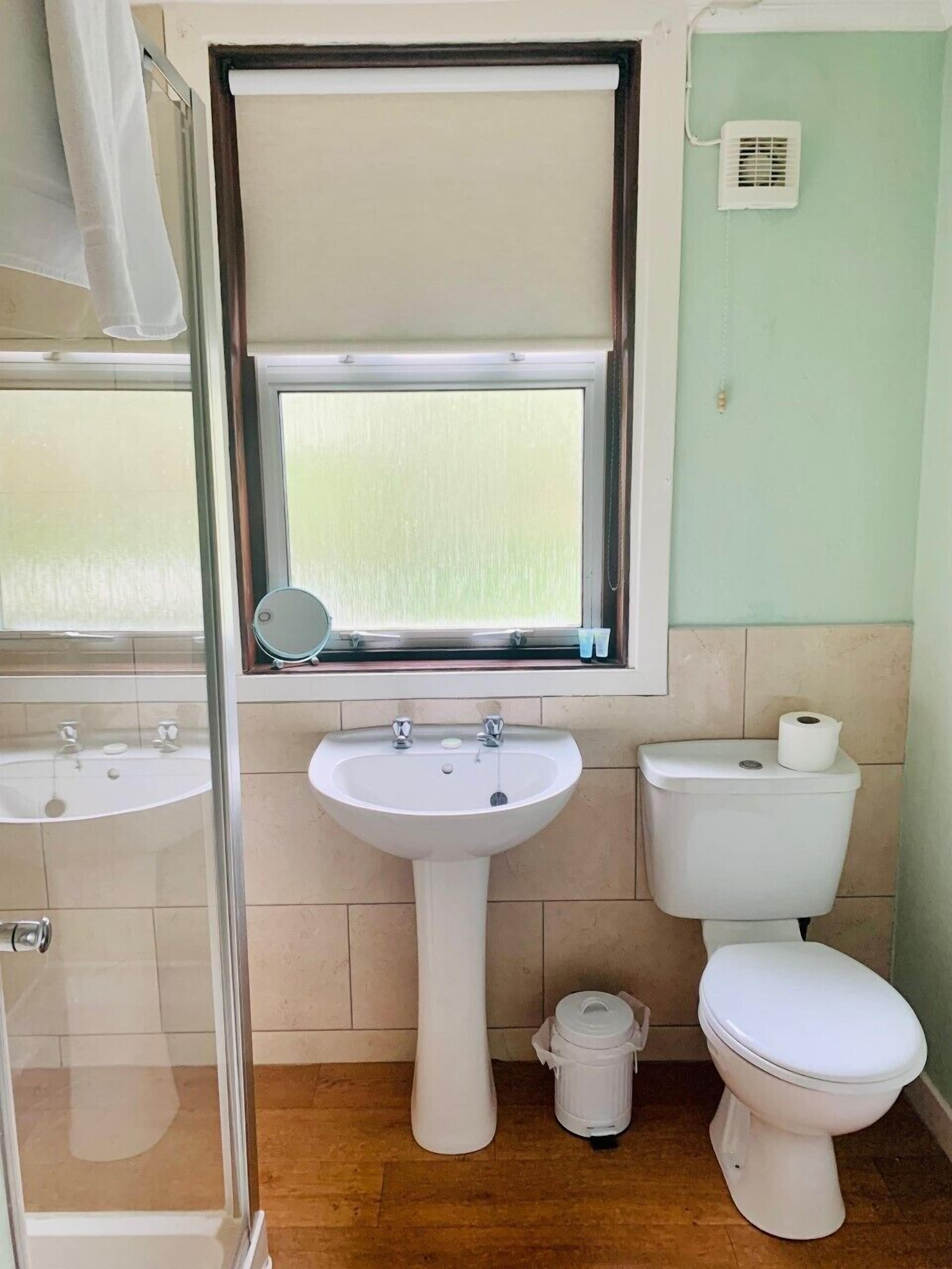 premium double room | bathroom | free toiletries, towels