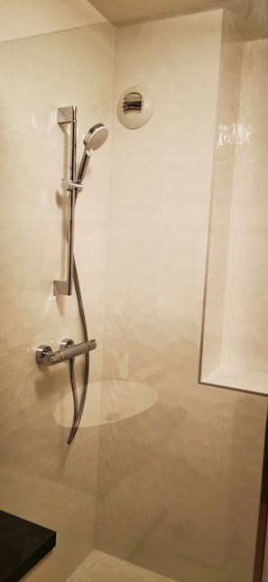 Ensemble douche/baignoire, sĂšche-cheveux