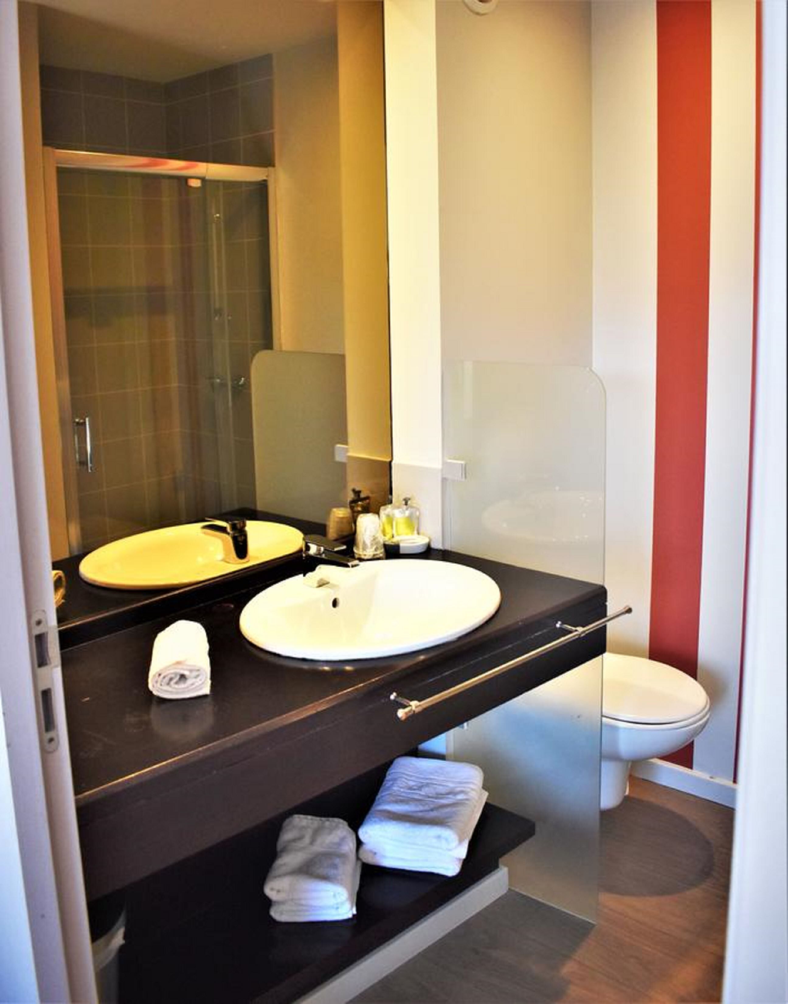 standard double or twin room | bathroom | free toiletries, hair dryer, towels