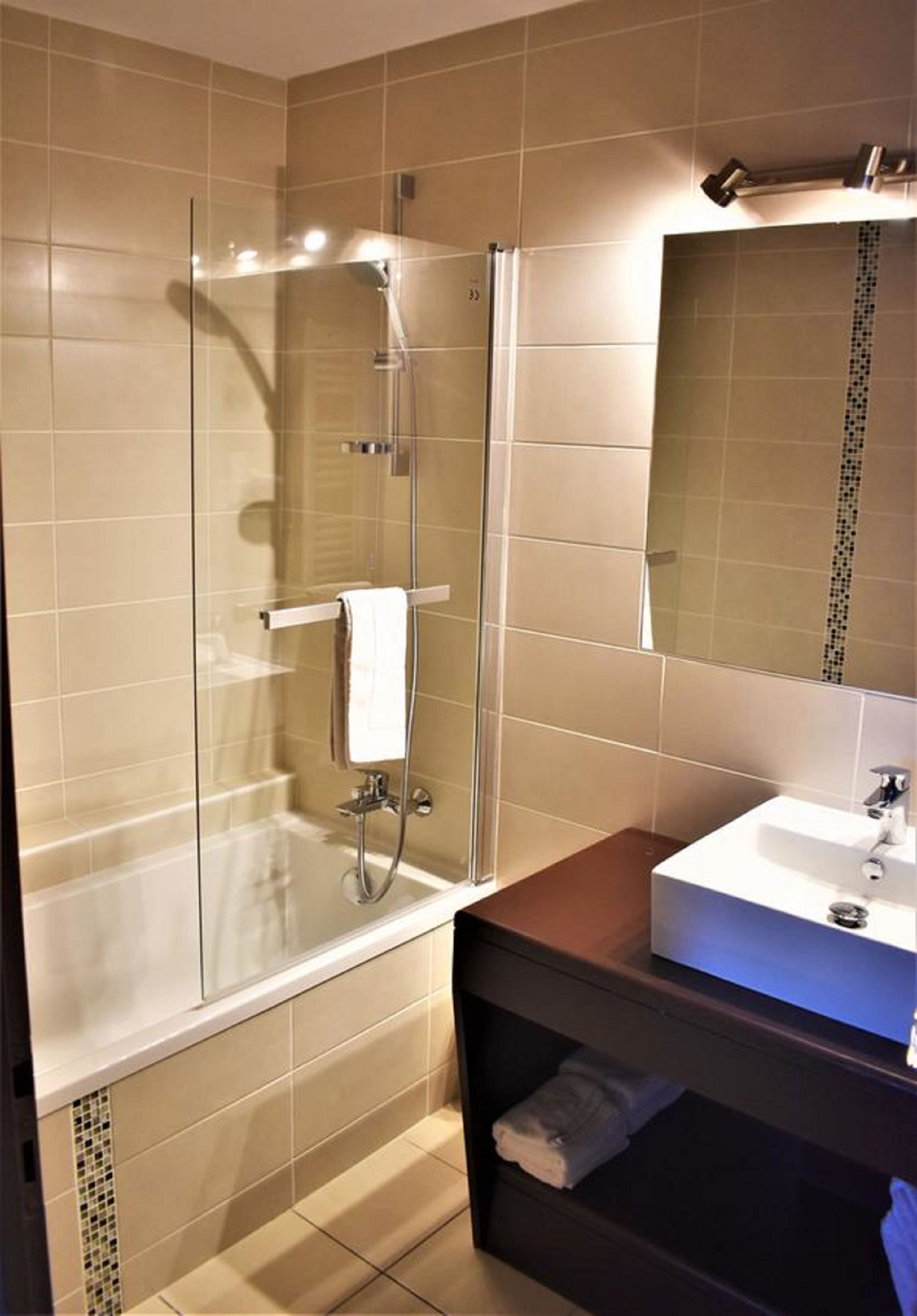 standard double or twin room | bathroom | free toiletries, hair dryer, towels
