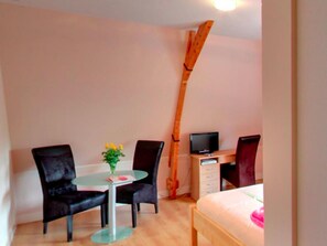 Iron/ironing board, free WiFi, bed sheets