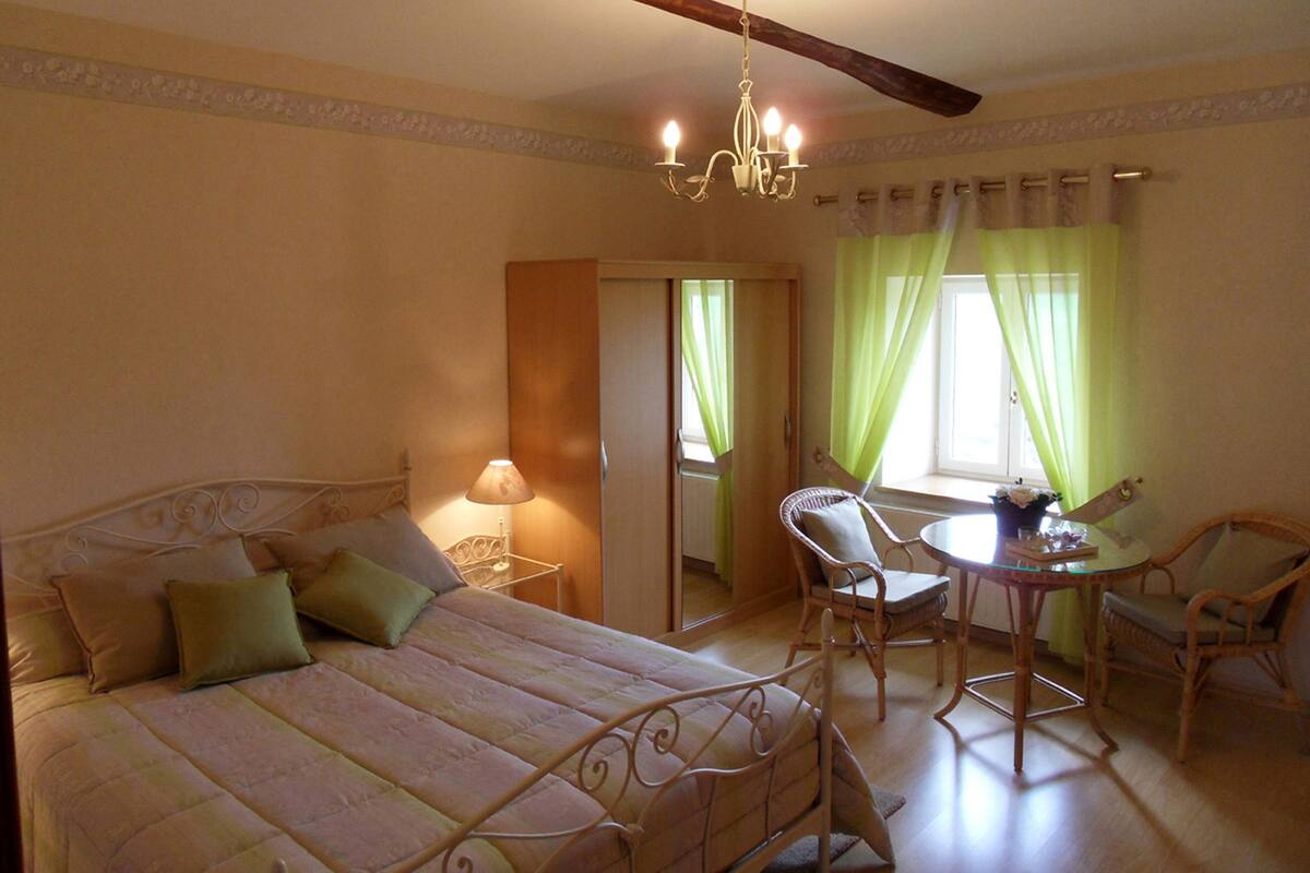 Chambre supérieure double (Tilleul) | Literie de qualité, système d’insonorisation, accès au Wi-Fi (inclus)