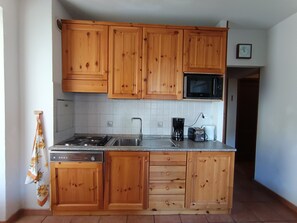 Kühlschrank, Geschirrspüler, Wasserkocher mit Kaffee-/Teezubehör