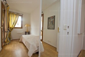 2 makuuhuonetta, silitysrauta/-lauta, ilmainen Wi-Fi, vuodevaatteet