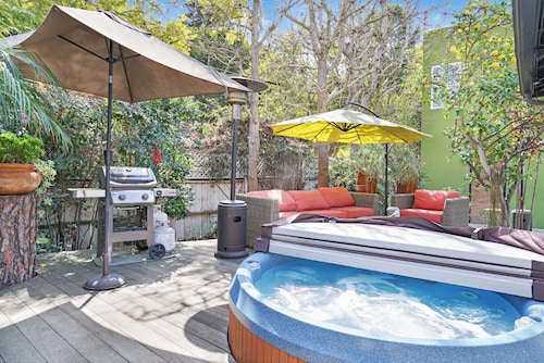 Lovley Private Hideaway Cottage Romantic or Business - Near Beach, Movies & Ent.