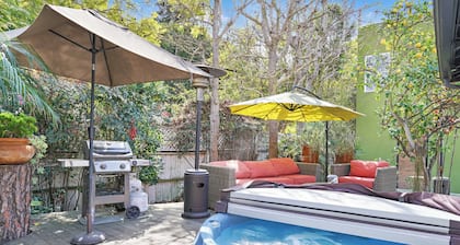 Lovley Private Hideaway Cottage Romantic or Business - Near Beach, Movies & Ent.