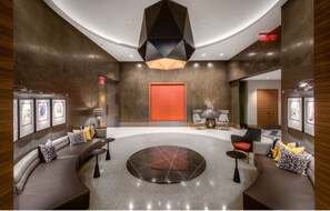 Lobby sitting area - Bluebird Suites near Pentagon (Arlington)