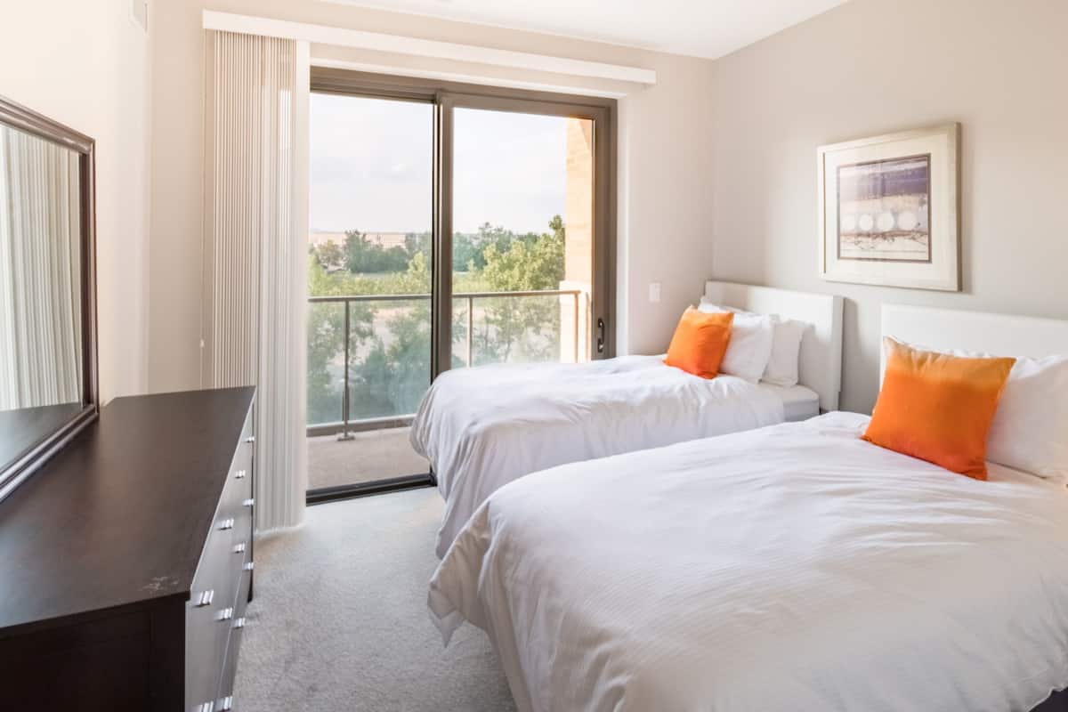 Luxury Apartment, 3 Bedrooms | 1 bedroom, individually decorated, individually furnished, desk