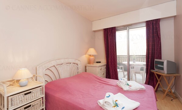 1 chambre, fer et planche à repasser, accès au Wi-Fi (inclus)