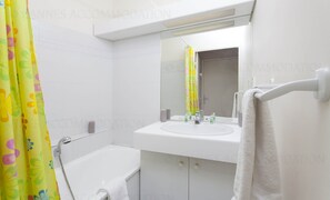 Bathtub, towels