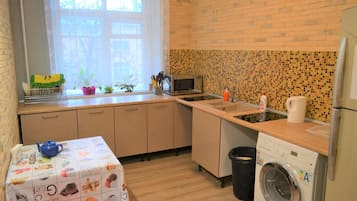 Kühlschrank, Mikrowelle, Kochgeschirr/Geschirr/Besteck