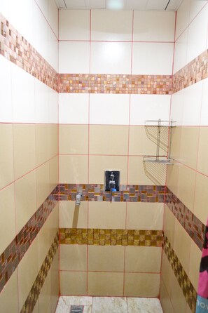 Bruser, gratis toiletartikler, hårtørrer, håndklæder