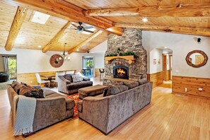 Fernseher, Kamin, Videospiele, Tischtennisplatte