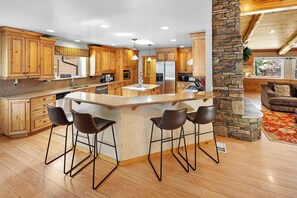 Een koelkast, een oven, een kookplaat, een vaatwasser