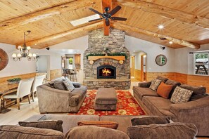 Televisie, een open haard, videospelletjes en een tafeltennistafel