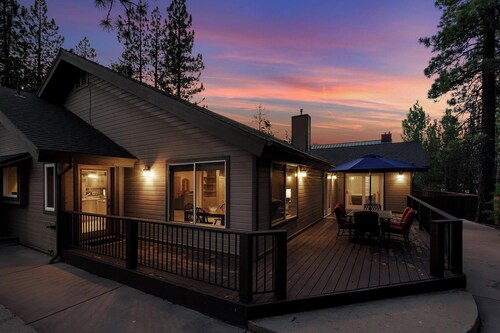Brave Bull by Destination Big Bear : Close to Mountain Resorts! Cable! WiFi! Gated Property! Game Room!