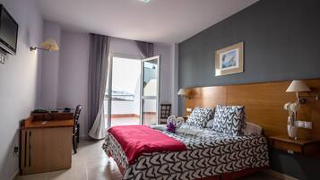 Habitación con 1 cama doble o 2 individuales | 1 dormitorio, escritorio, wifi gratis y ropa de cama