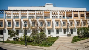 A multi-story hotel with a symmetrical facade, balconies, and a central courtyard. - Hotel Almedina Spa (Medina-Sidonia)