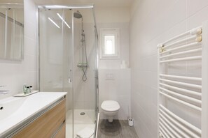 Bathtub, towels