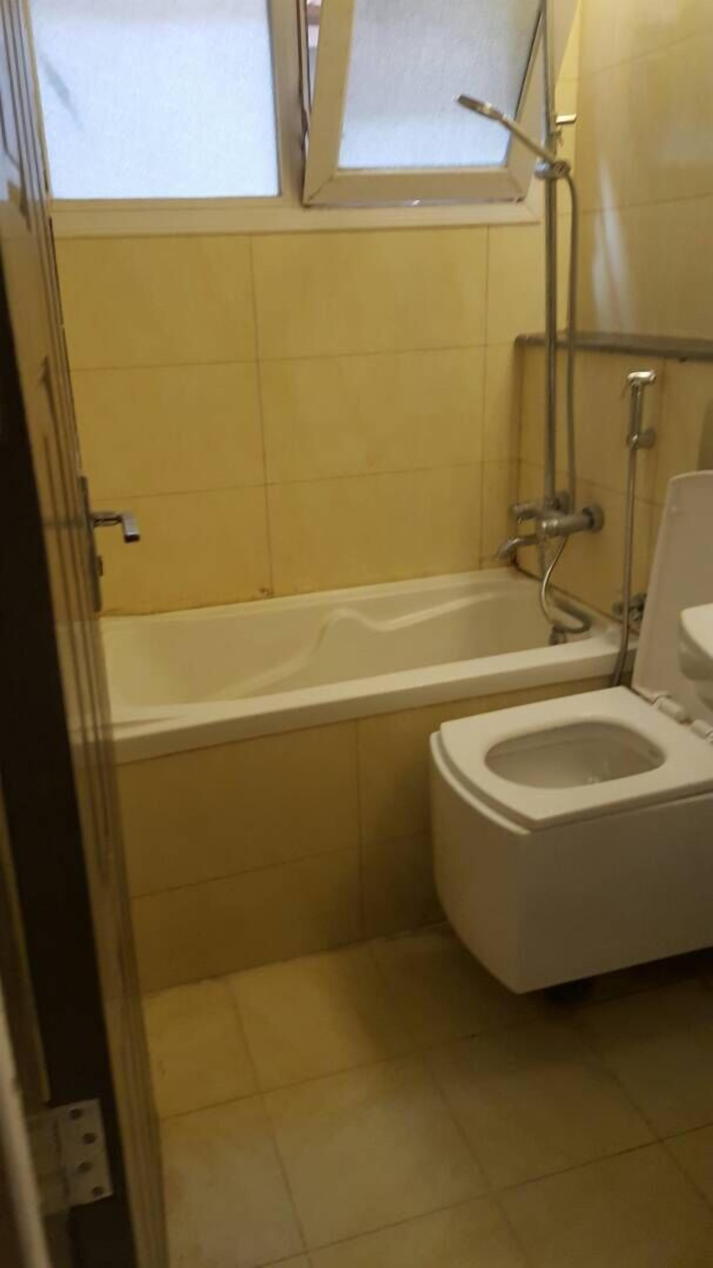 deep-soaking bathtub