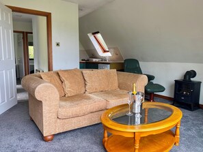 Chalet, 2 slaapkamers | Woonruimte | Flatscreentelevisie