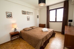 1 slaapkamer, een strijkplank/strijkijzer, gratis wifi, beddengoed