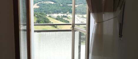 舒適客房, 山谷景觀 | 1 間臥室、書桌、隔音、熨斗/熨衣板