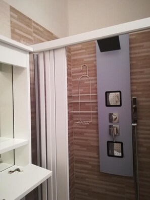 Chuveiro, produtos de toalete grátis, secador de cabelo, bidê