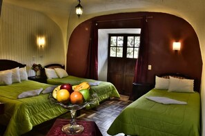 Habitación triple, 3 camas individuales | Caja de seguridad en la habitación y escritorio