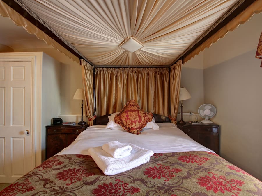 Brankas, meja kerja, Wi-Fi gratis, dan seprai linen