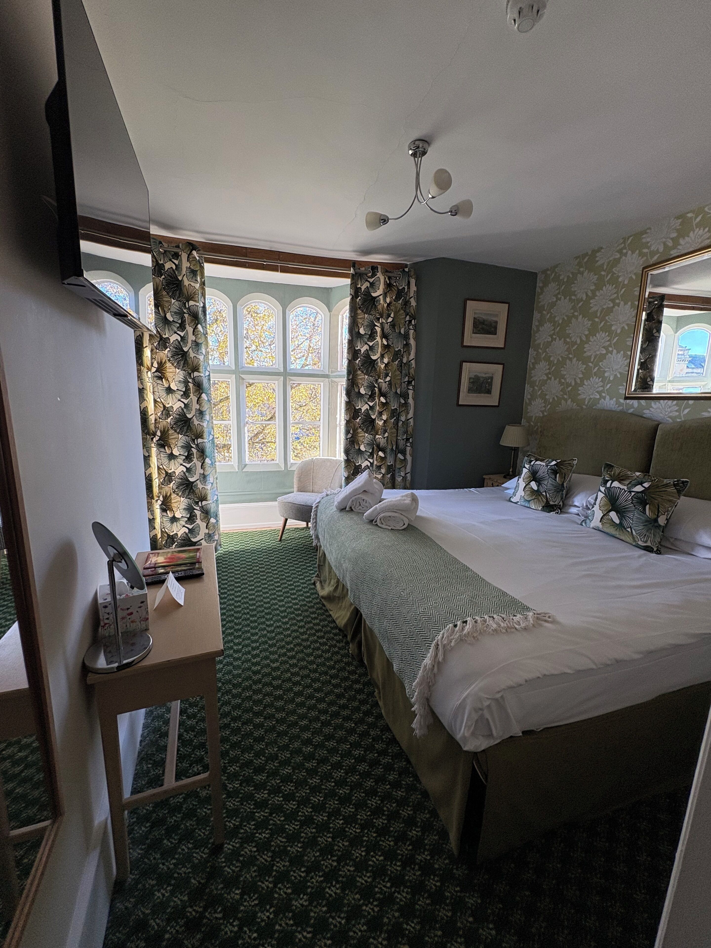 Standard-Doppelzimmer, 1 King-Bett, mit Bad, Stadtblick | Zimmersafe, Schreibtisch, kostenloses WLAN, Bettwäsche