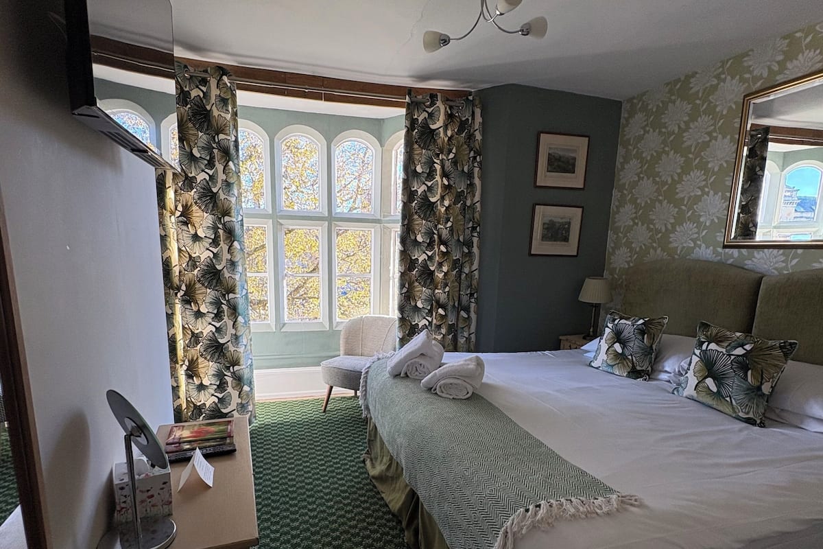 Standard Double Room, 1 King Bed, Ensuite, City View