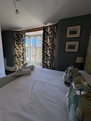 Habitación doble estándar, 1 cama King size, baño en la habitación, vista a la ciudad | Caja de seguridad en la habitación, escritorio y wifi gratis 