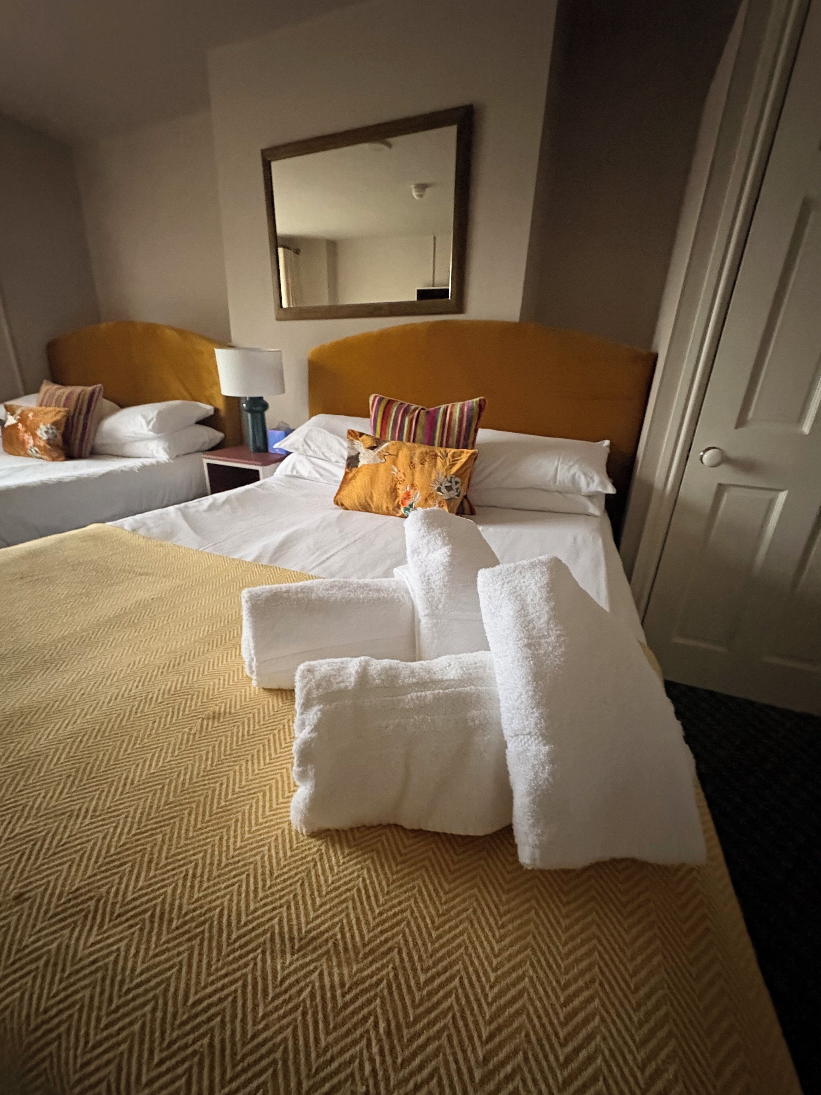 Familien-Vierbettzimmer, Mehrere Betten, mit Bad, Stadtblick | Zimmersafe, Schreibtisch, kostenloses WLAN, Bettwäsche