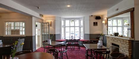 Se ofrece un desayuno completo (10 GBP por persona)