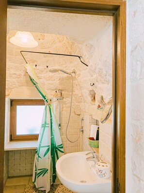 Departamento familiar, 2 habitaciones, cocineta | Baño | Regadera, regadera tipo lluvia, secadora de cabello, bidet
