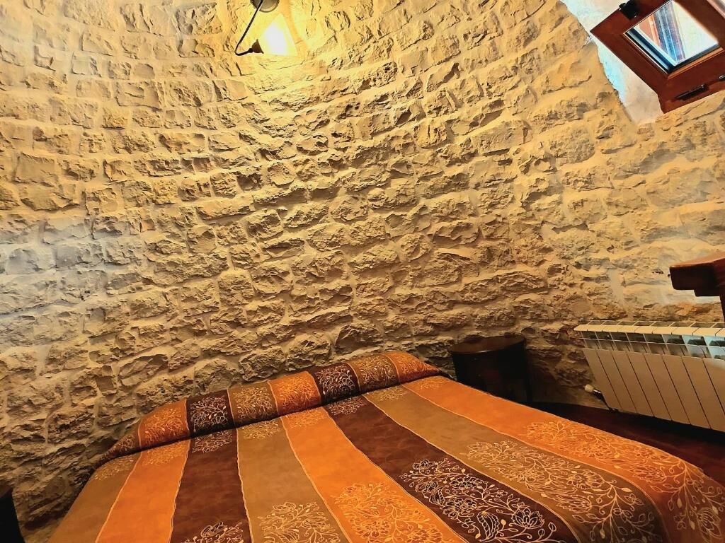 Escritorio, sistema de insonorización y tabla de planchar con plancha 